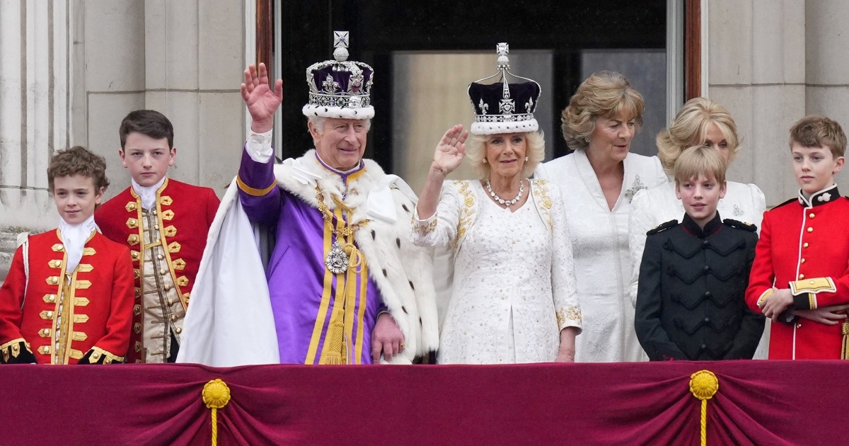 Royals gather on Buckingham Palace balcony after coronation