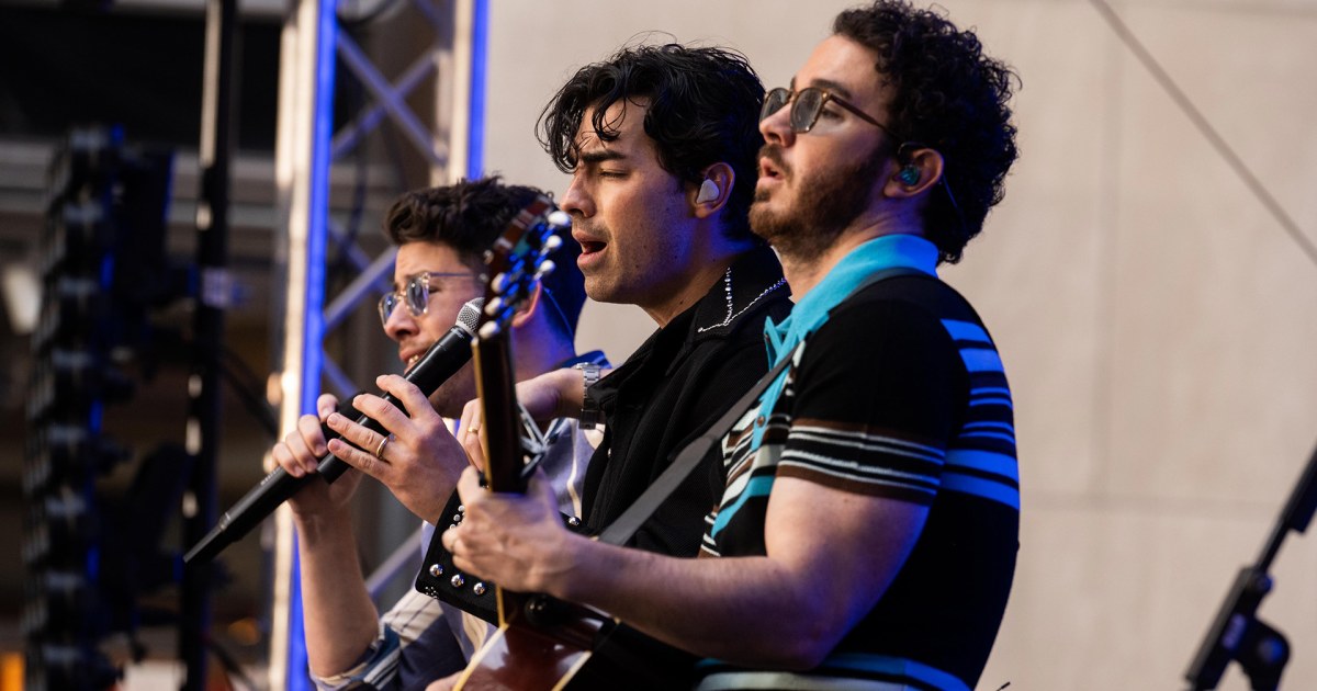 Jonas Brothers perform new hit ‘Waffle House’ live on TODAY