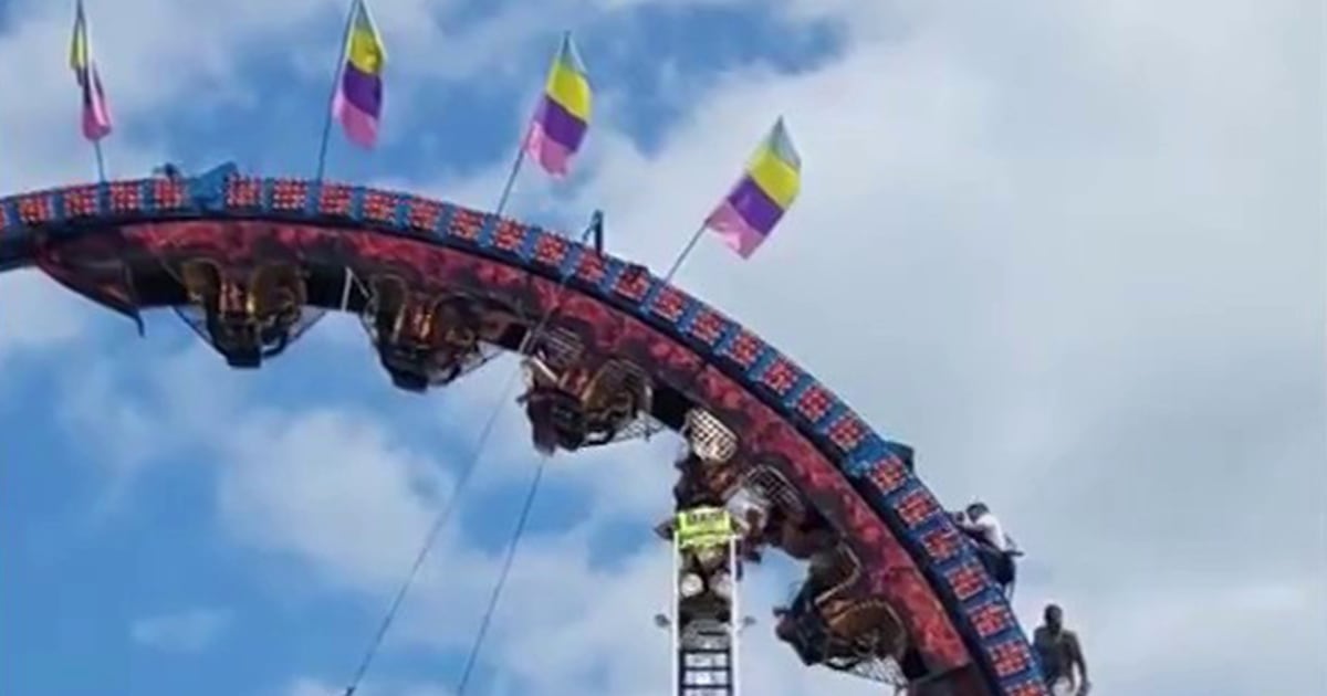 Roller coaster riders stuck upside down for 3 hours in Wisconsin