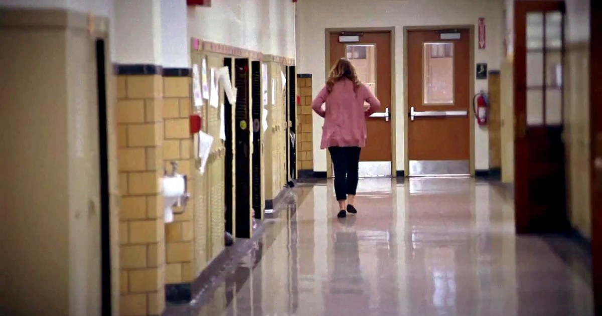 School districts struggle to find enough teachers to fill classrooms