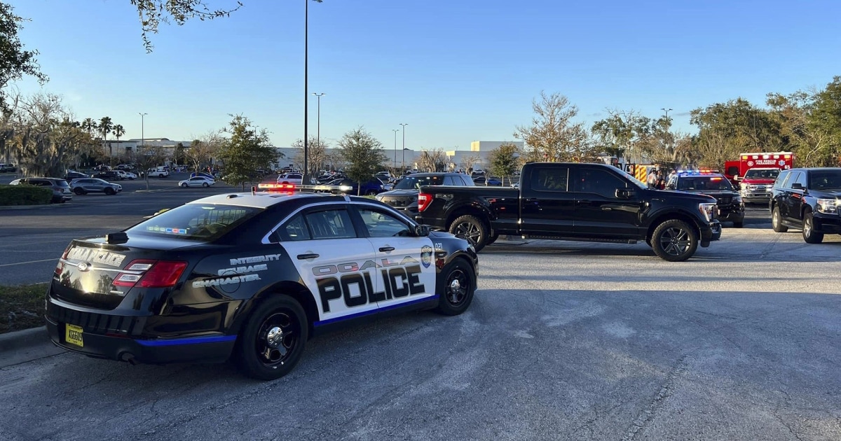 Shooting at Florida mall leaves 1 dead, 1 injured