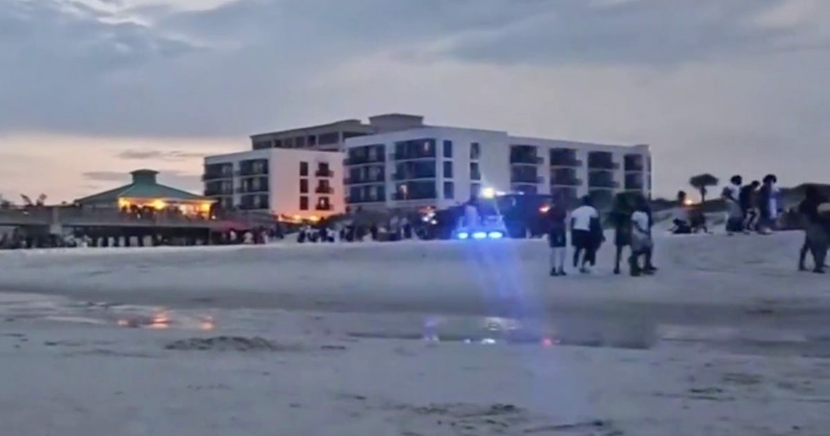 Shooting and fight on Florida beaches spurs chaos