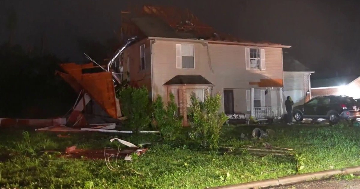 Deadly tornadoes leave path of destruction from Kansas to Texas