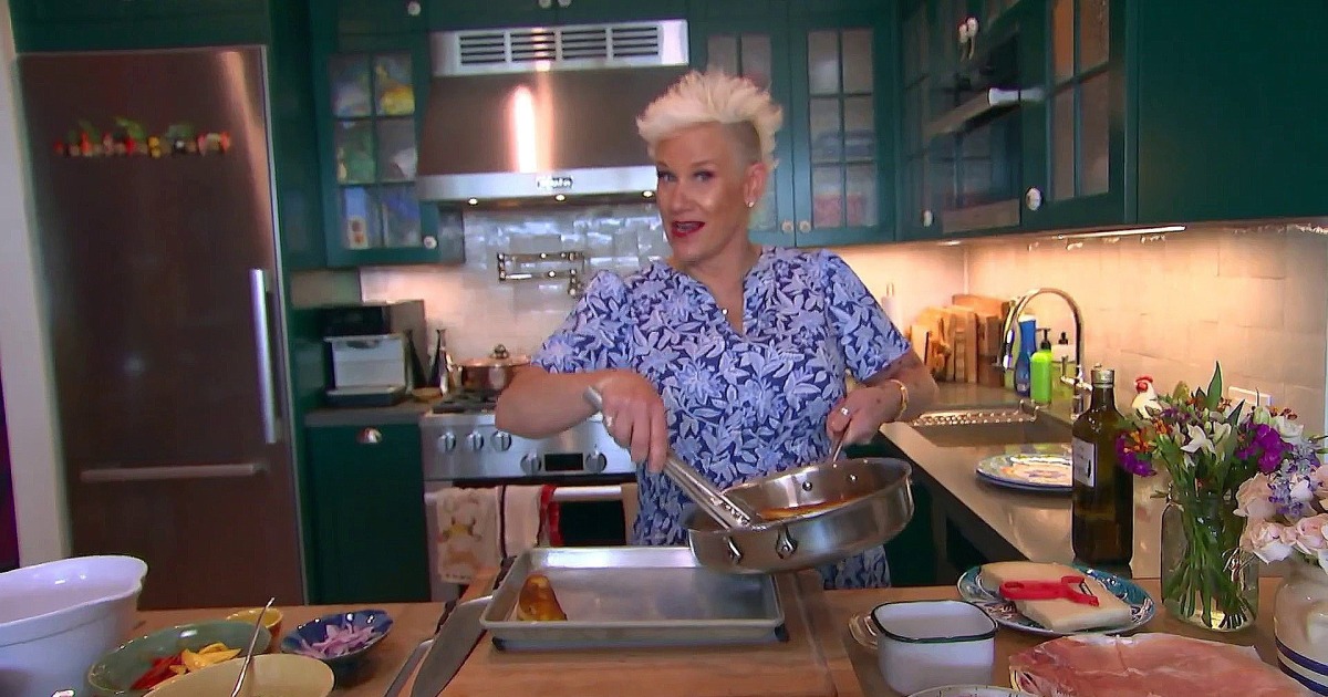 Celebrity chef Anne Burrell gives TODAY a tour of her apartment