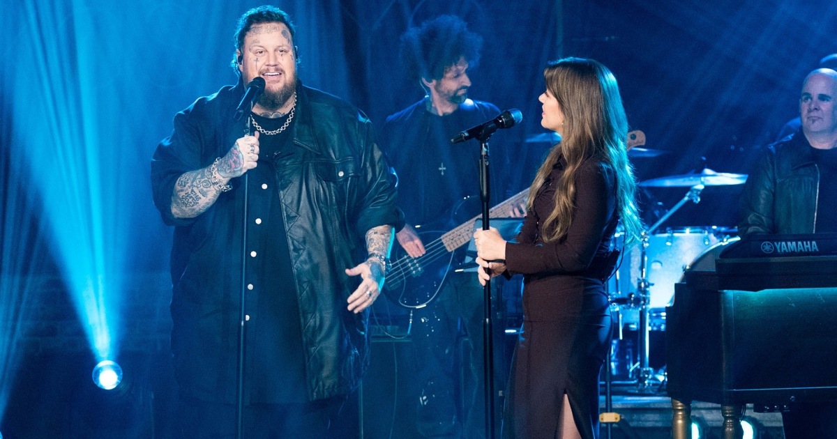 Kelly Clarkson and Jelly Roll perform “I Am Not Okay” together