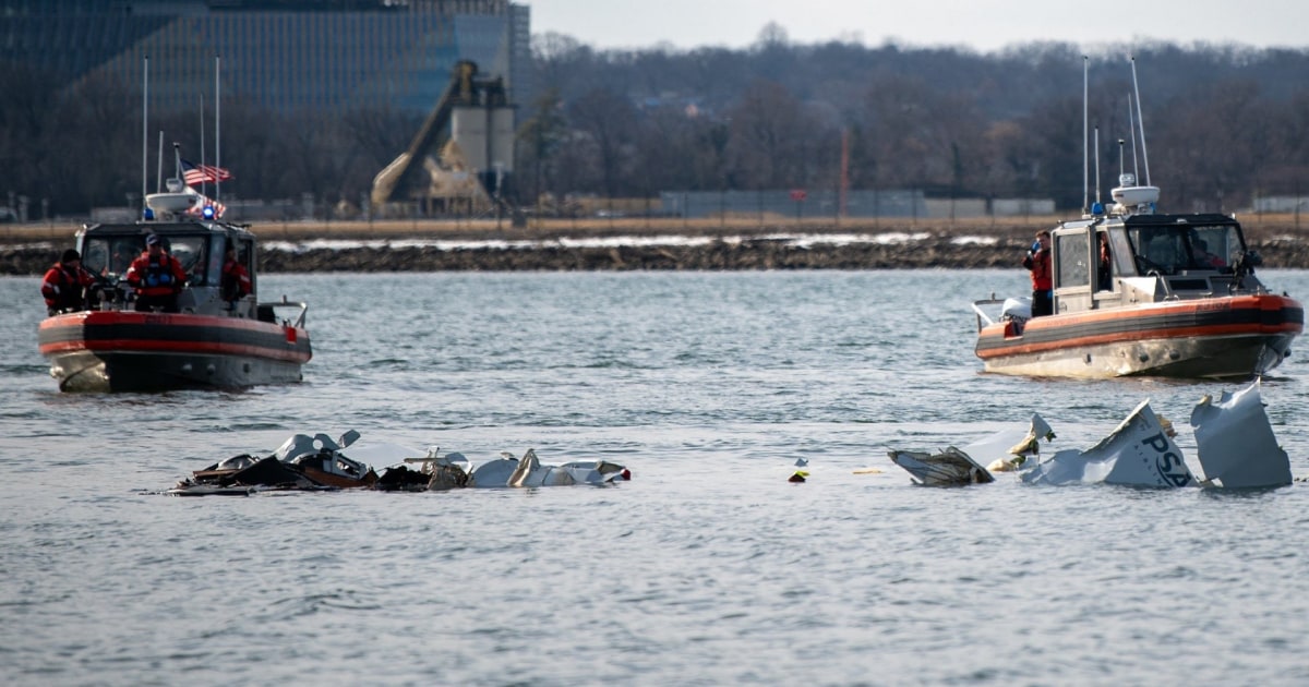 Investigators work to recover wreckage from DC plane crash