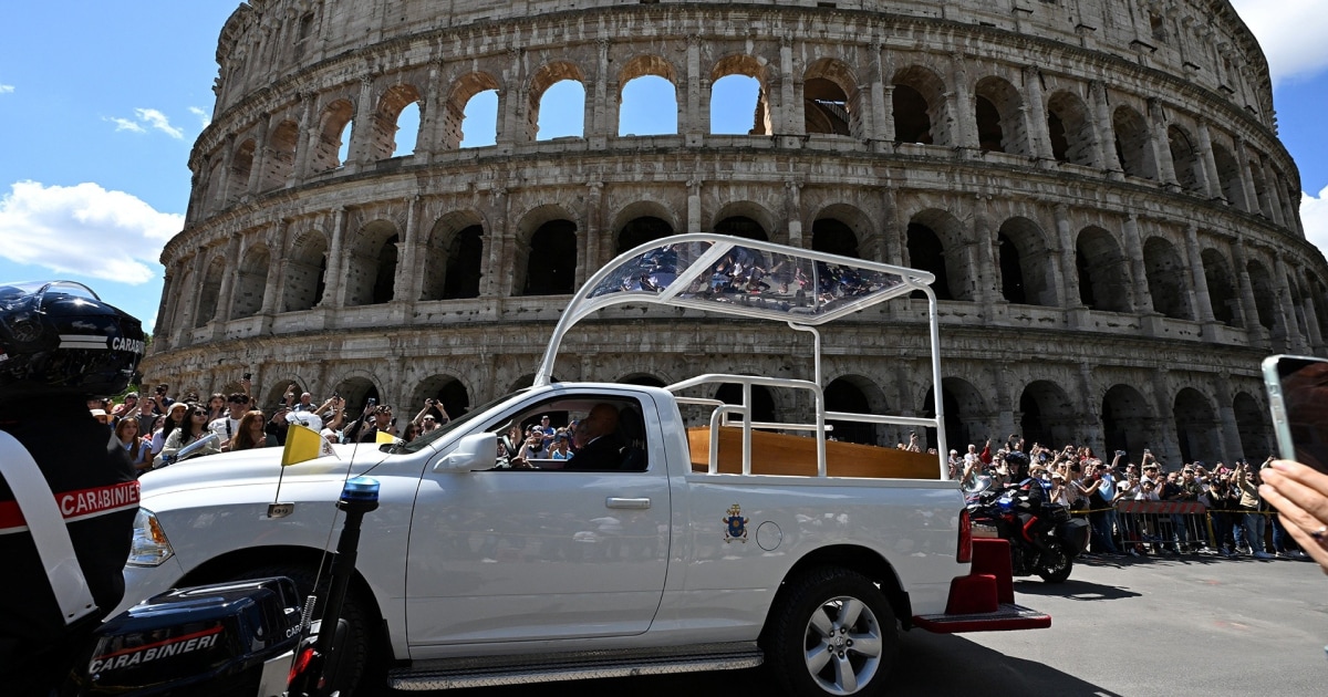 Open-air hearse carries Pope Francis coffin to final resting place