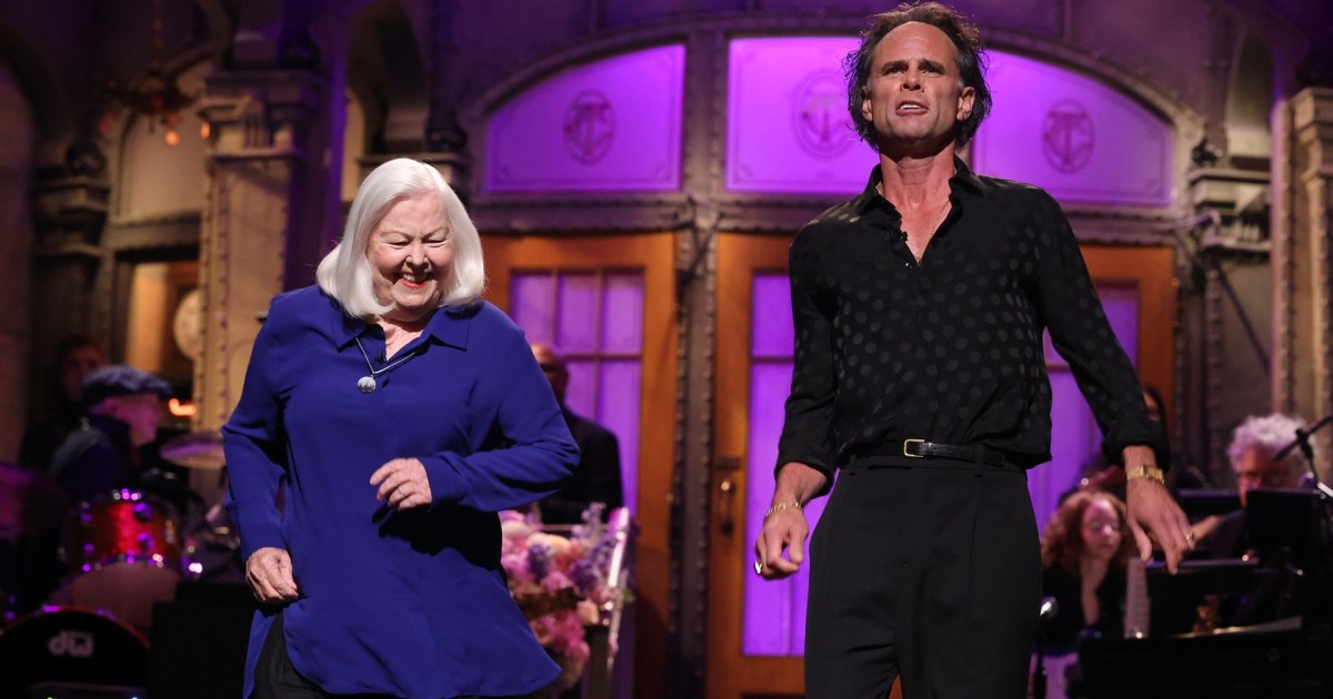 Walton Goggins celebrates Mother's Day with mom on 'SNL'