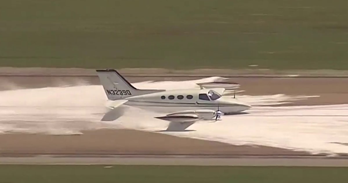 Small plane makes belly landing in Texas after landing gear fails Small plane makes belly landing in Texas after landing gear fails