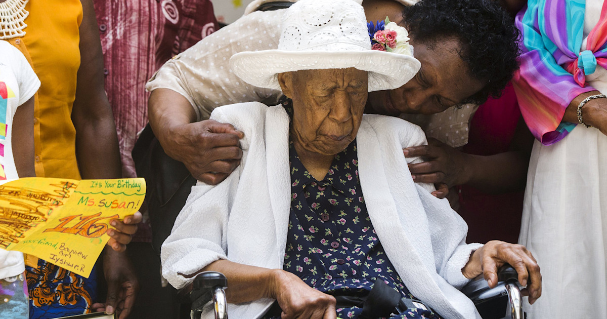 World's oldest woman will 'eat bacon all day long' if given a chance(02)