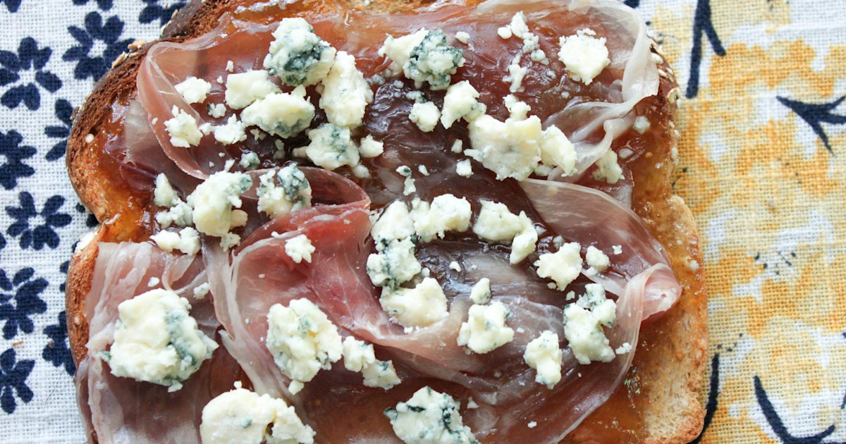 Prosciutto and Fig Toast With Blue Cheese