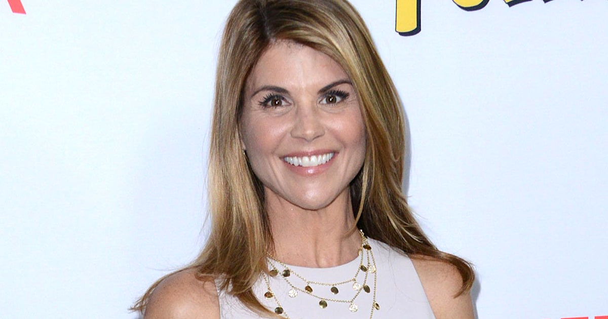 Fuller House Star Lori Loughlin Flaunts Her Fabulous Abs See The Photo