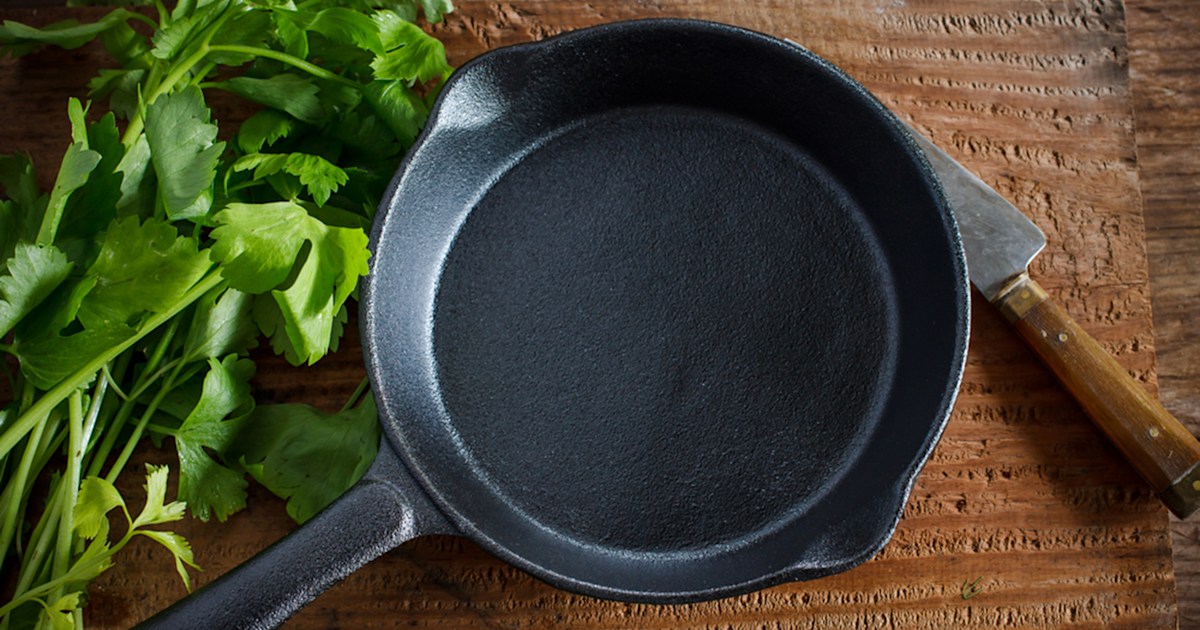 Cast Co - KNOW YOUR PAN: What's the difference between unseasoned and seasoned  cast-iron skillet? ✓ When you cook food in an unseasoned cast-iron skillet,  it will stick to the surface. The