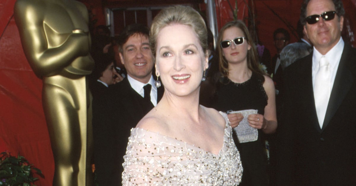 meryl streep gold dress What Meryl Streep wore to the Oscars following dress drama with Chanel designer Karl Lagerfeld New York Daily News