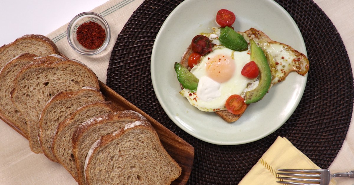 Quick Baked Eggs with Avocado and Tomato Recipe