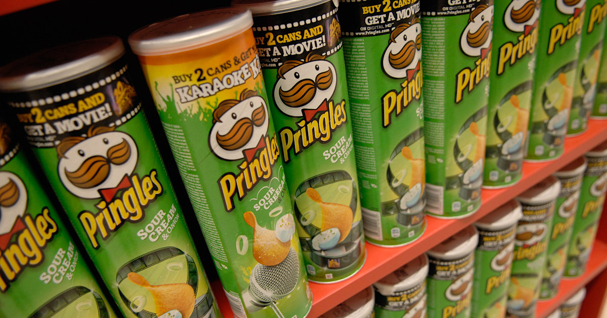 How to eat Pringles chips the right way