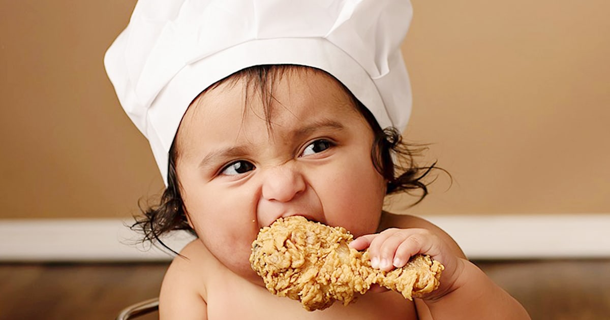 Baby tries fried chicken for 1st time in cute photo shoot