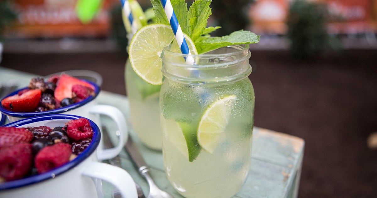 Get the Summer Party Started With This Mason Jar Mojitos Recipe - Brit + Co