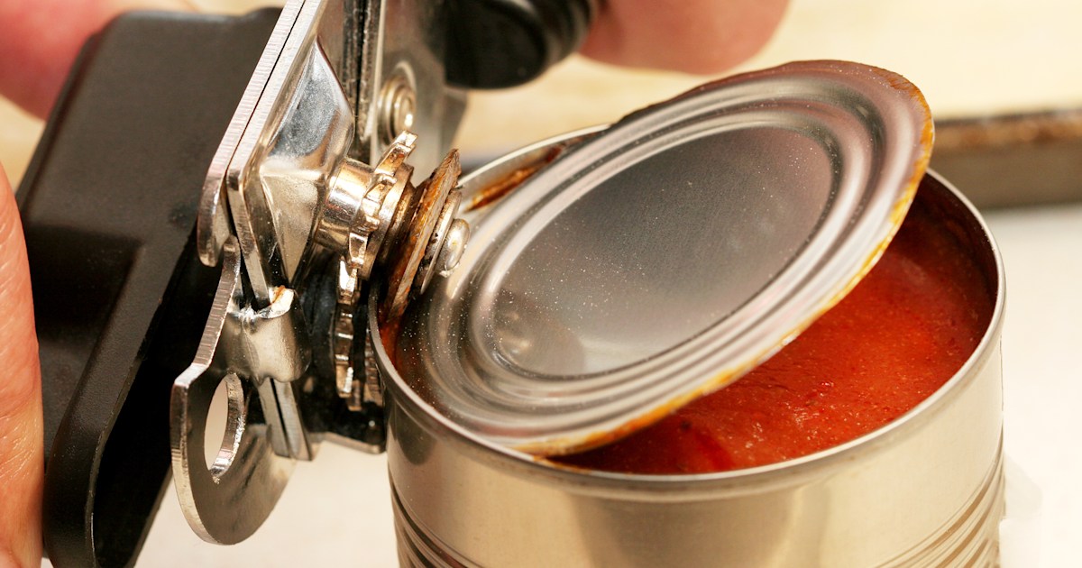 How to correctly use a handheld can opener
