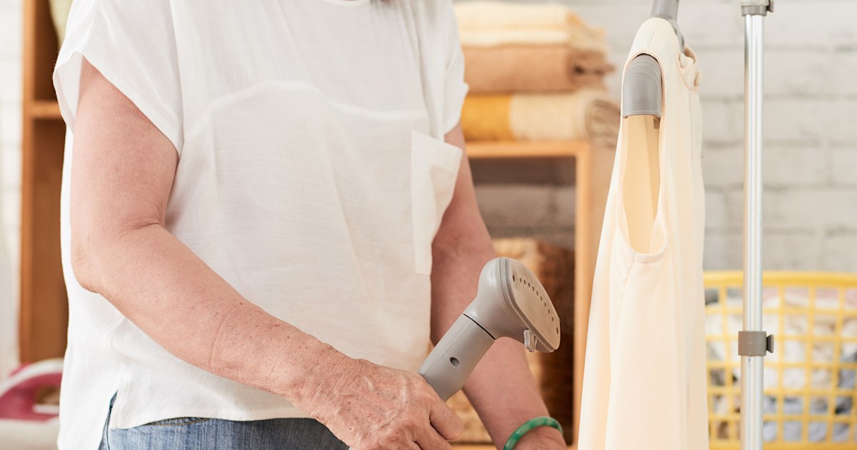 Best handheld clothes steamers 2018 according to laundry pros