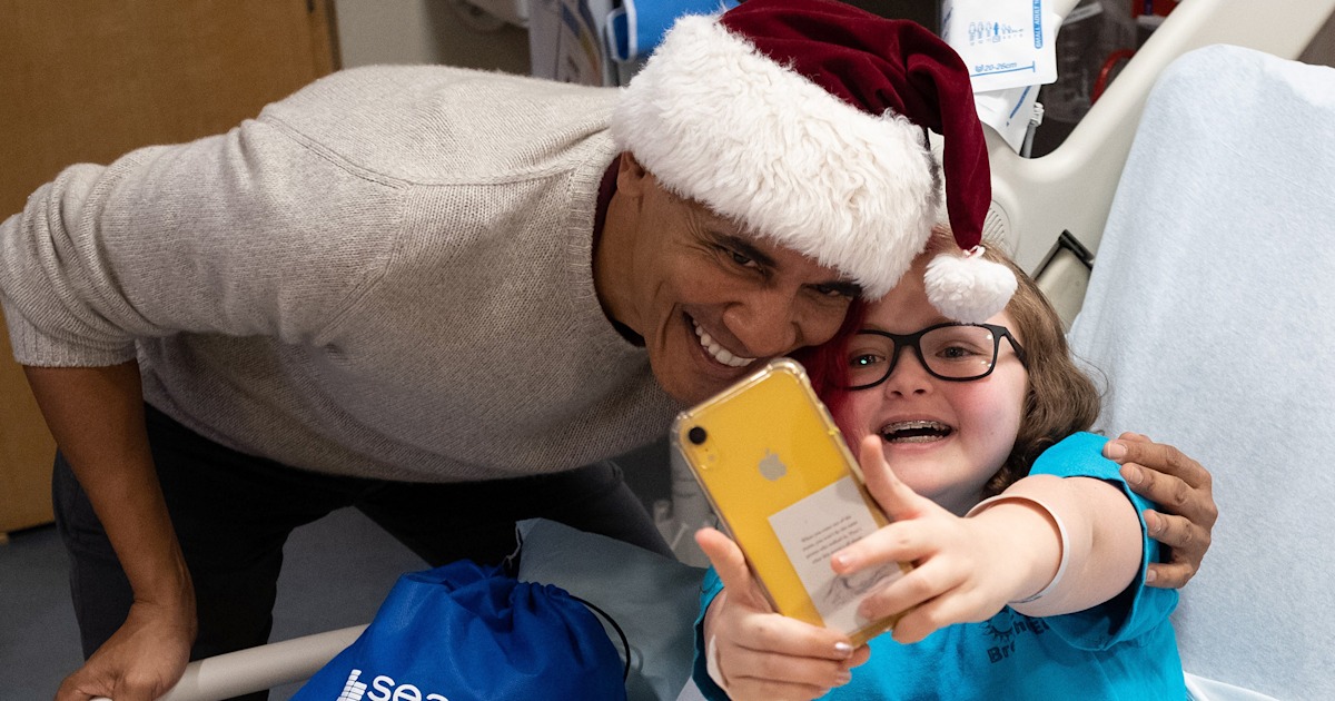 Barack Obama dons Santa hat, surprises children's hospital patients(02)