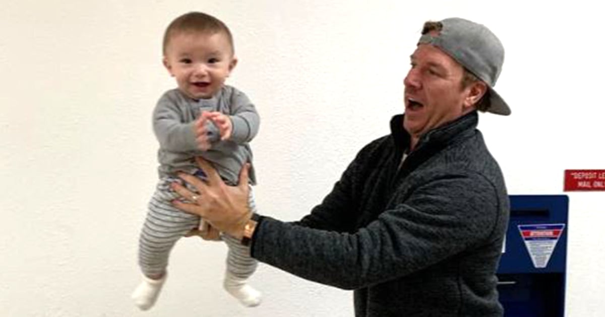 Joanna Gaines posts photo of Chip Gaines, Crew posing for passport photo