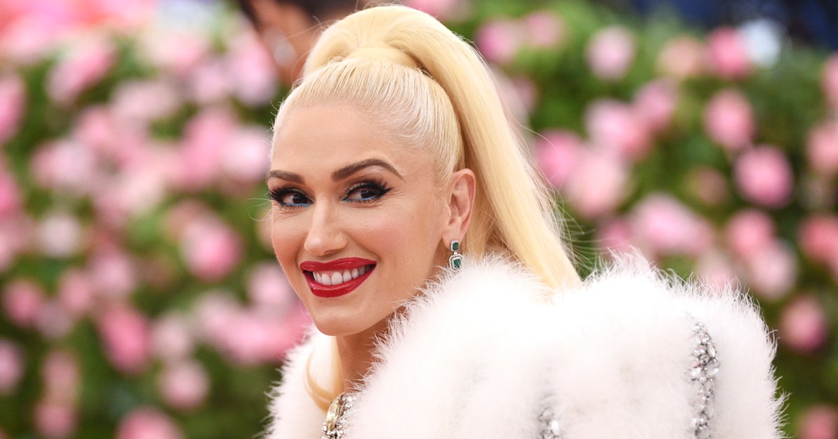 7. Gwen Stefani's Blue Hair and Braces: A Throwback to the 90s - wide 3