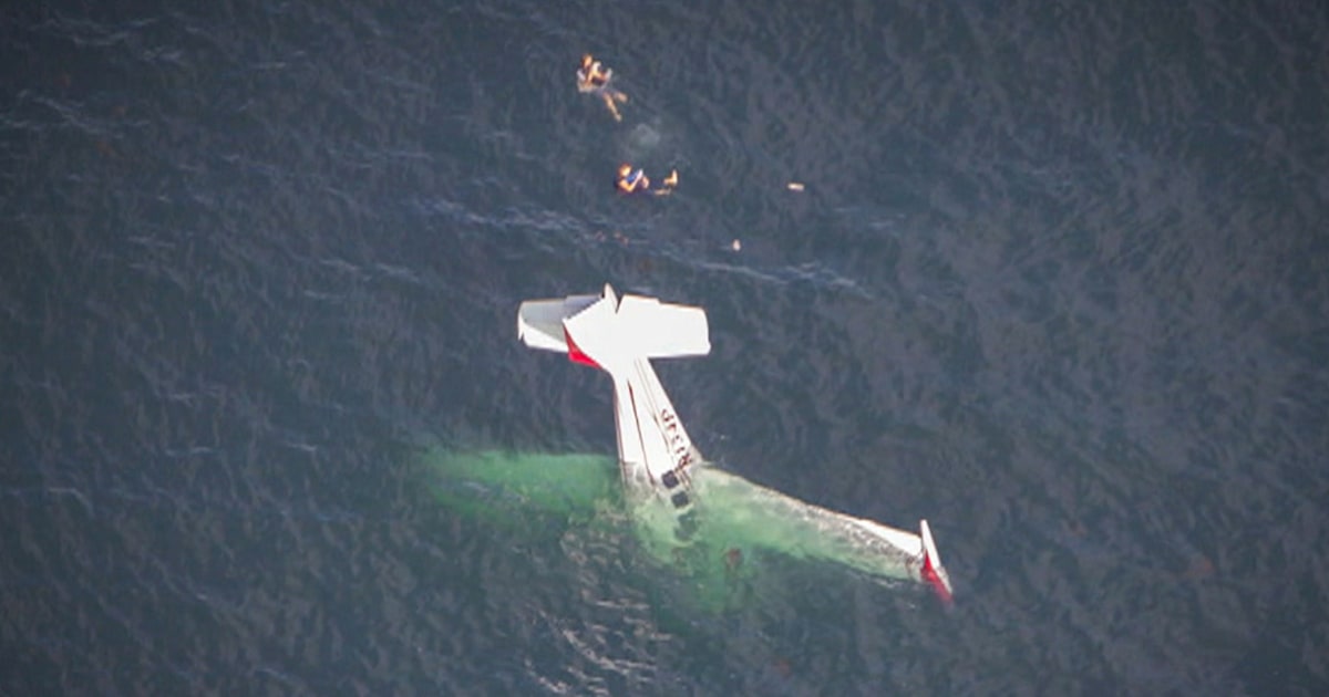 2 people rescued after plane crash in California caught on camera