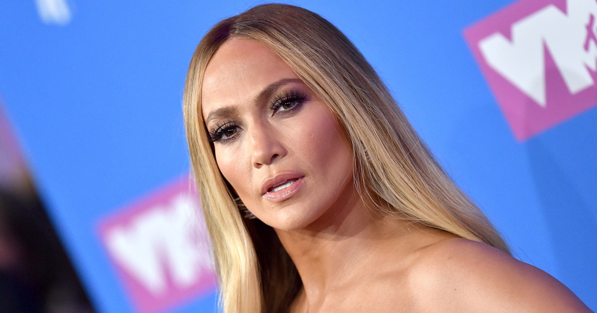 Jennifer Lopez debuts blond lob haircut at 'Hustlers' premiere