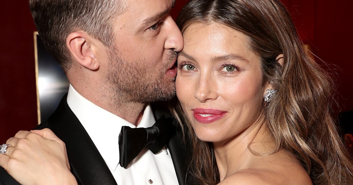 Justin Timberlake puts his wedding ring back ON after apologising to wife  Jessica Biel for holding hands with co-star | The Irish Sun