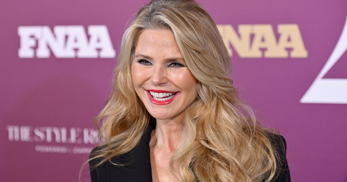 Christie Brinkley shows off gray hair on Instagram