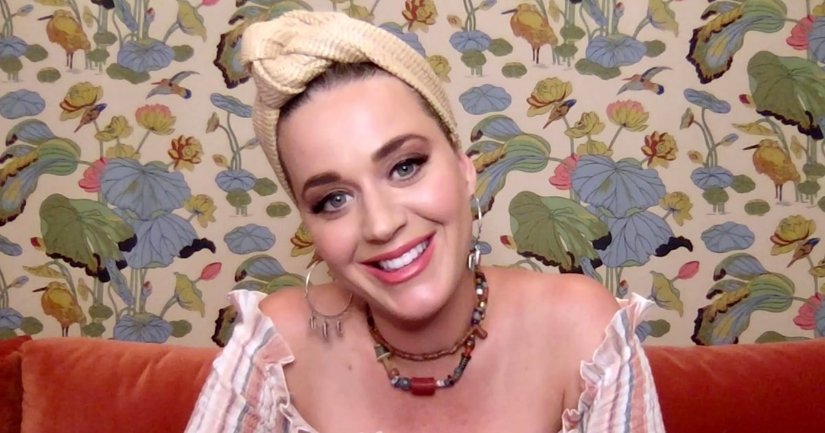 Pregnant Katy Perry reveals her belly button
