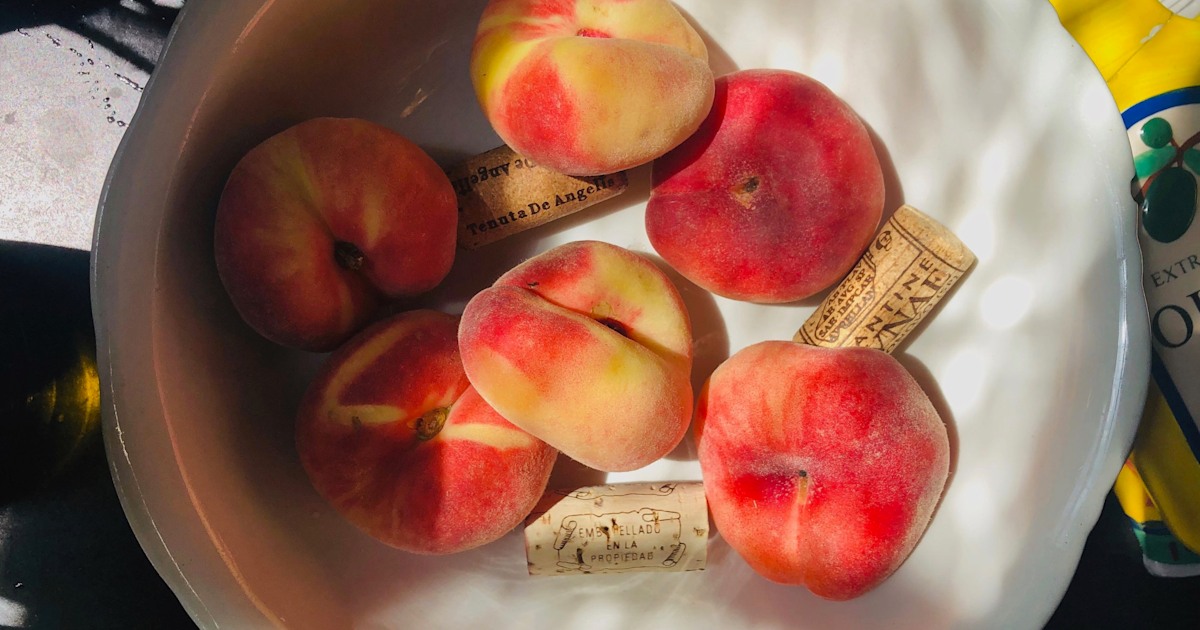 How to repel fruit flies using wine corks