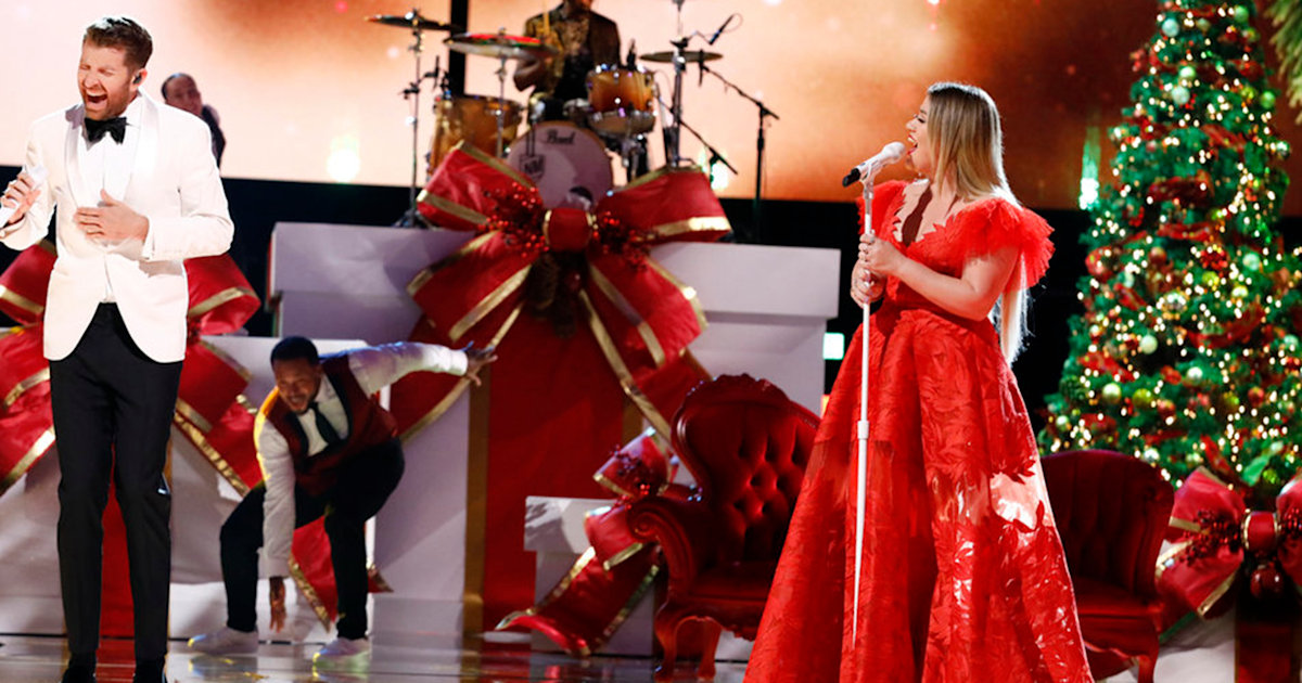 Kelly Clarkson Brett Eldredge Get Into Holiday Spirit With ‘under The Mistletoe Duet 