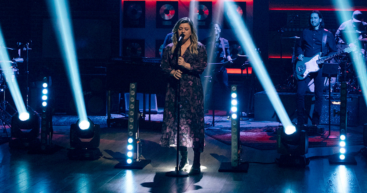 Kelly Clarkson wows with cover of Selena Gomez's 'Rare'