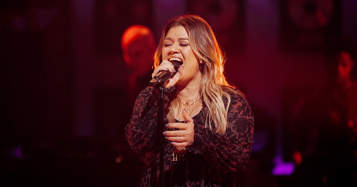 Kelly Clarkson covers another sad love song — literally — in new ...