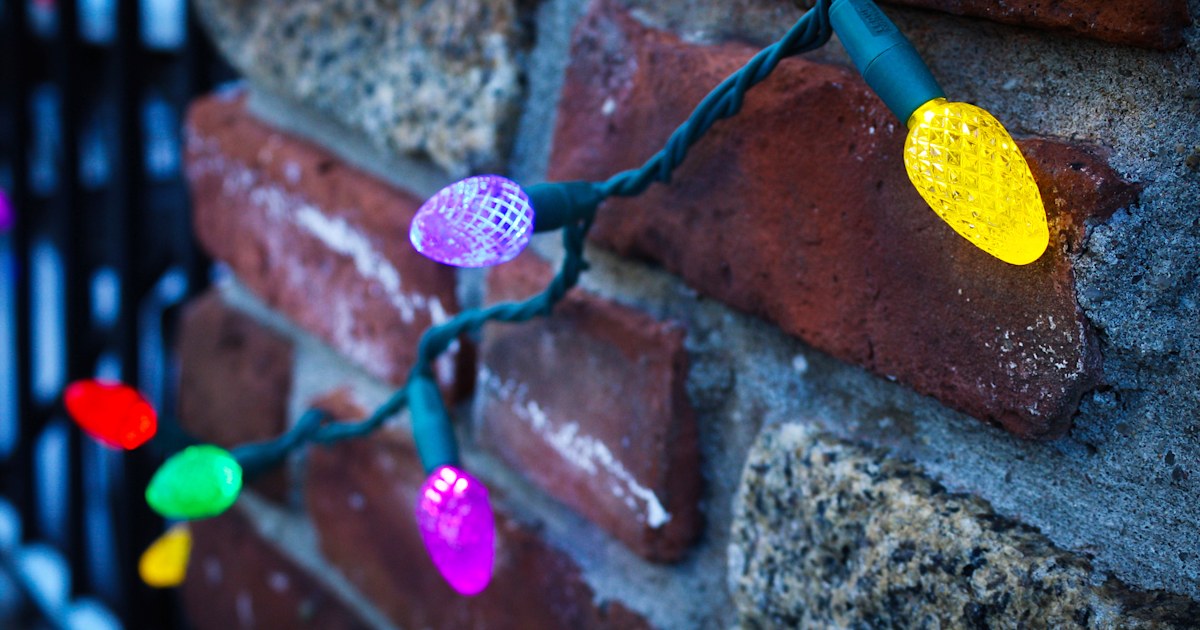 Neighbors rally around woman after letter to take down Christmas lights