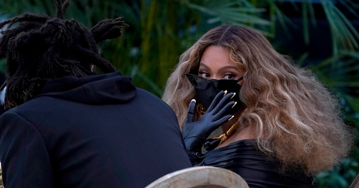 Was Beyonce on the phone during the Grammys? Twitter had thoughts