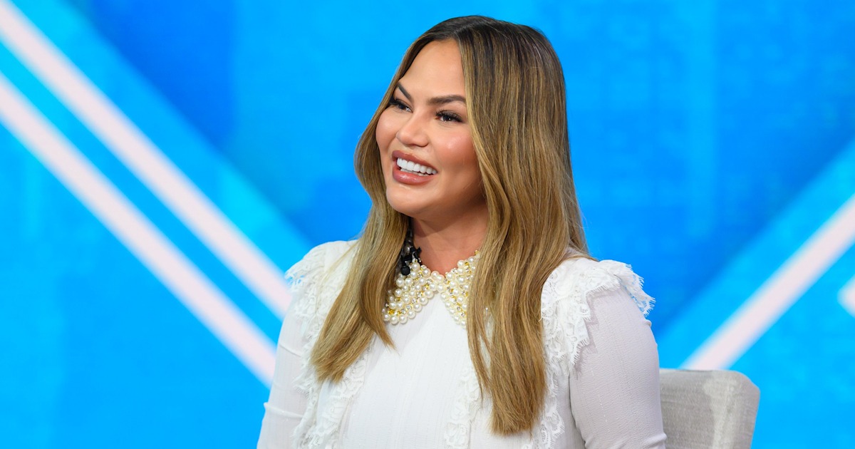 Chrissy Teigen returns to Twitter 3 weeks after quitting