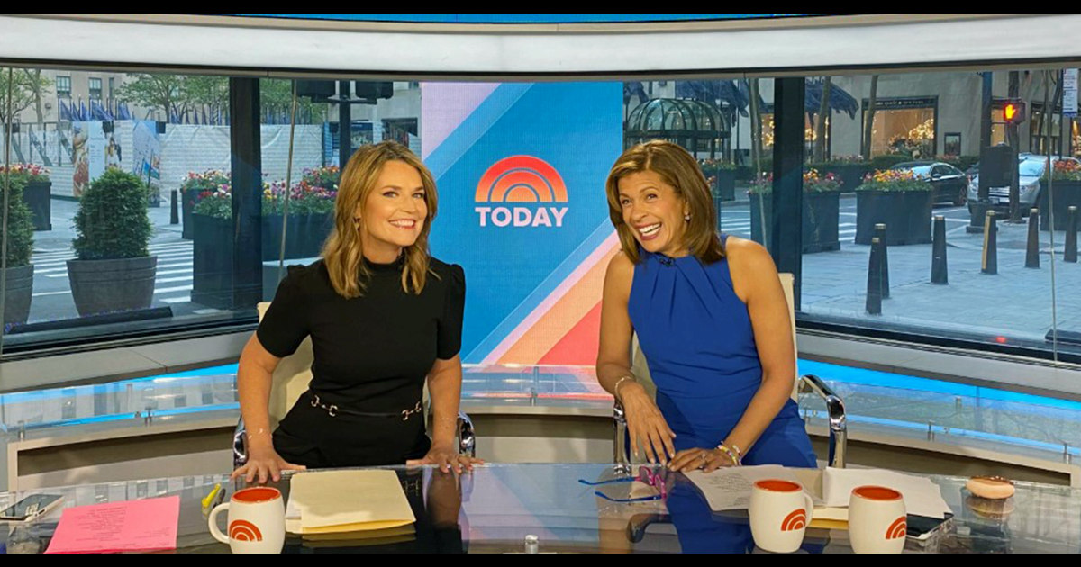 Savannah Guthrie and Hoda Kotb sit closer after CDC issues new rules(02)