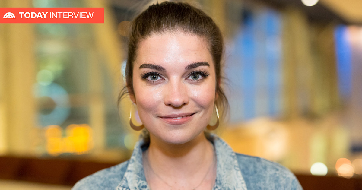 “Schitt's Creek” Annie Murphy Will Star As A Sitcom Wife In “Kevin Can F***  Himself” - Narcity