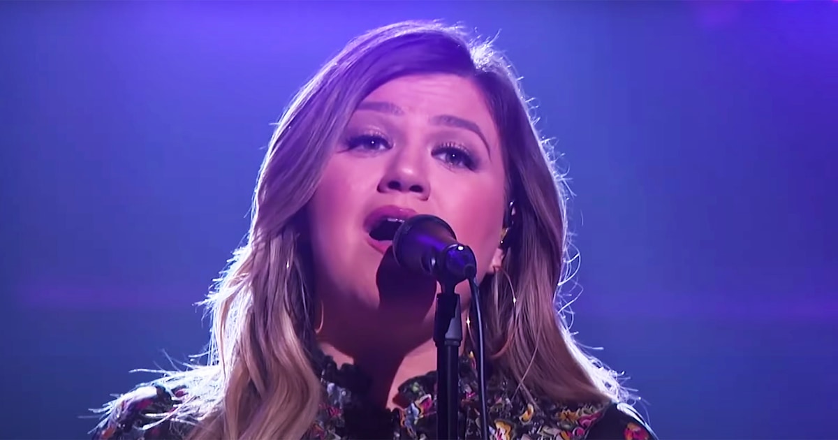 Kelly Clarkson performs 'Nothing's Gonna Stop Us Now' for 'Kellyoke'