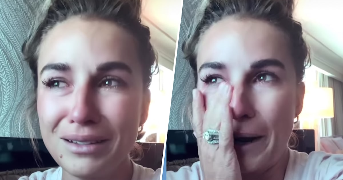 Jessie James Decker Cries After Reading Comments About Weight 