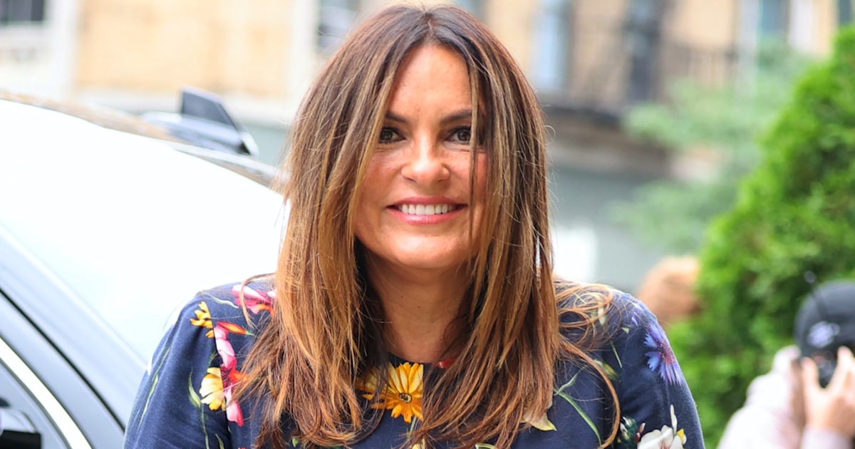 Mariska Hargitay returns to work on 'Law & Order: SVU' — on crutches