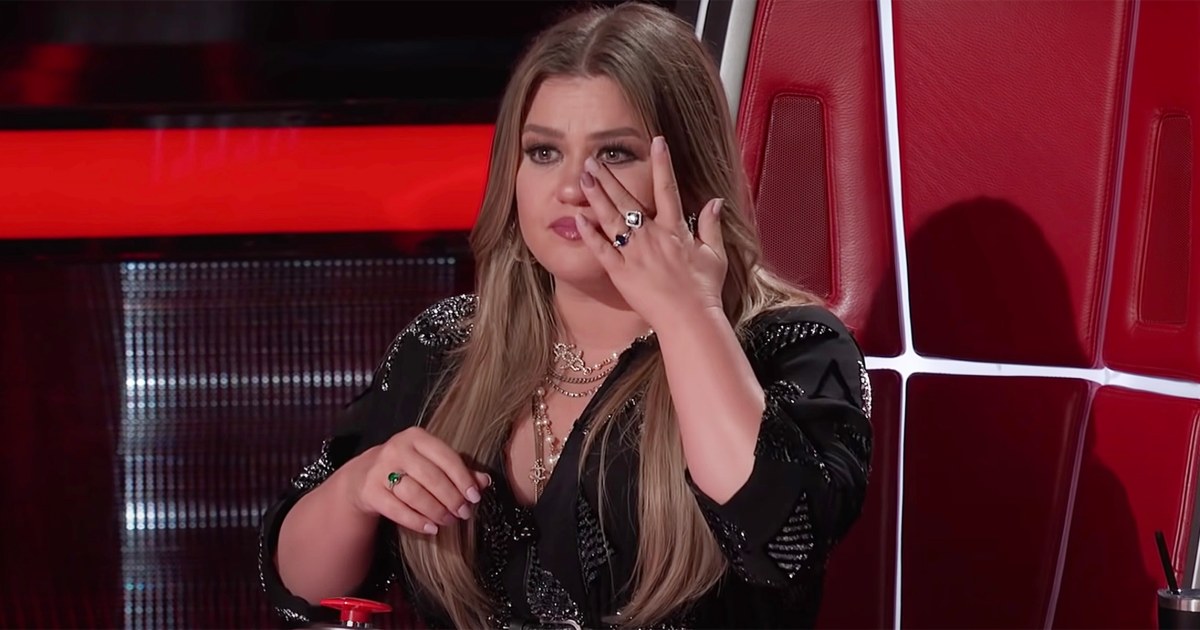 Kelly Clarkson tears up during 'Voice' knockout performance