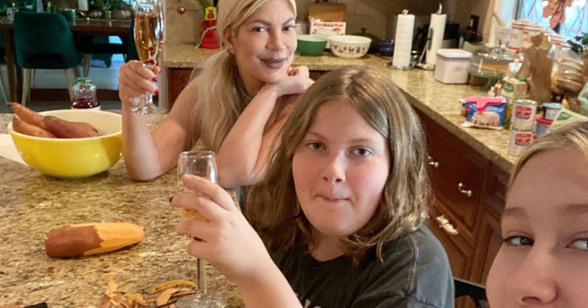 Tori Spelling posts photo cooking for Thanksgiving with daughters