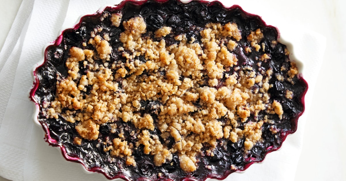 Martha Stewart's Blueberry Crisp Is A Summertime Crowd-Pleaser