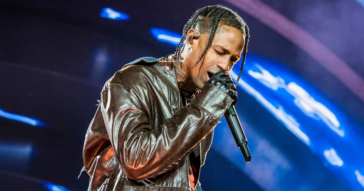 Travis Scott Backstage in Atlanta December 15, 2015 – Star Style Man