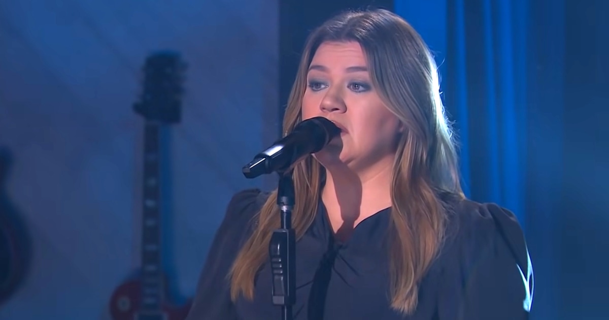 Kelly Clarkson Covers ABBA’s ‘Dancing Queen’ as Incredible Ballad