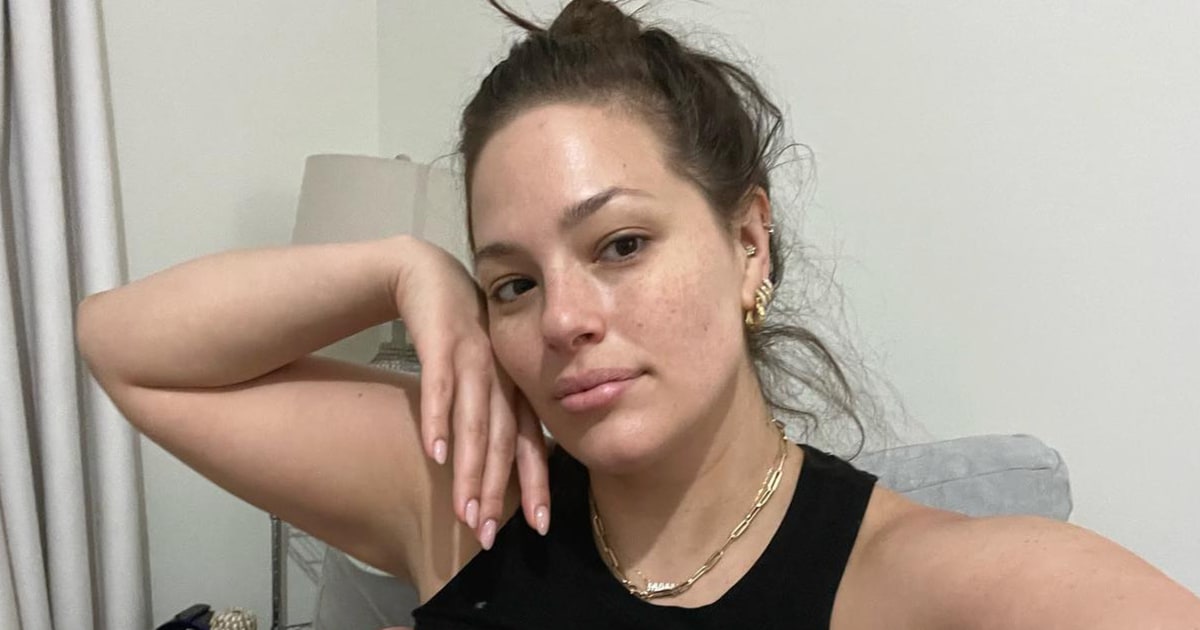 Ashley Graham Shares Photo Breastfeeding Her Twins At Same Time